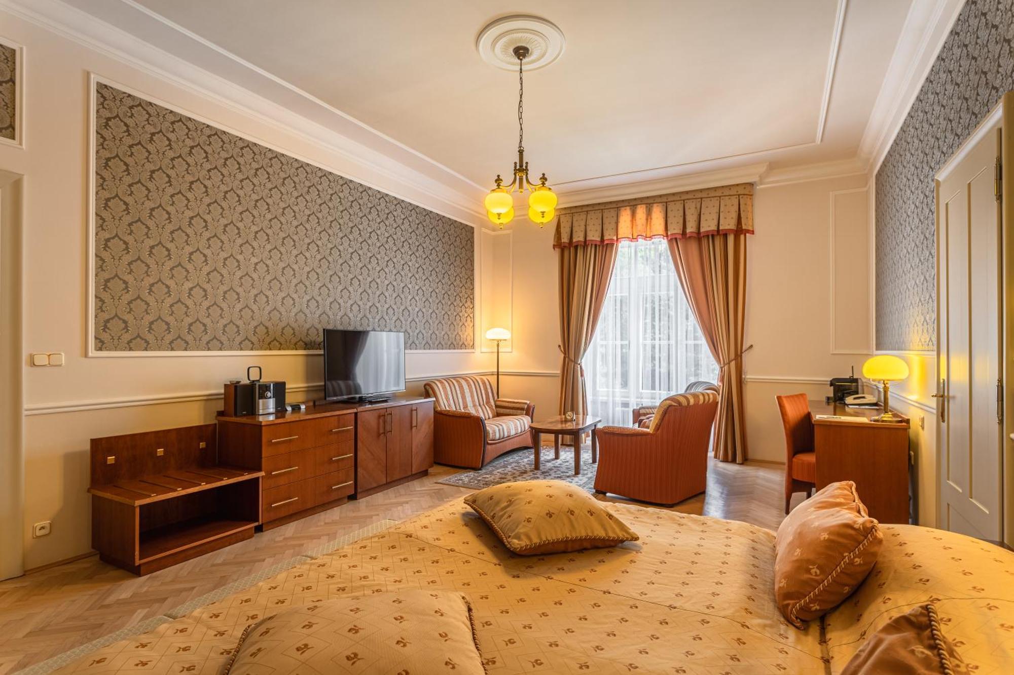Hotel Radium Palace Jachymov Exterior photo