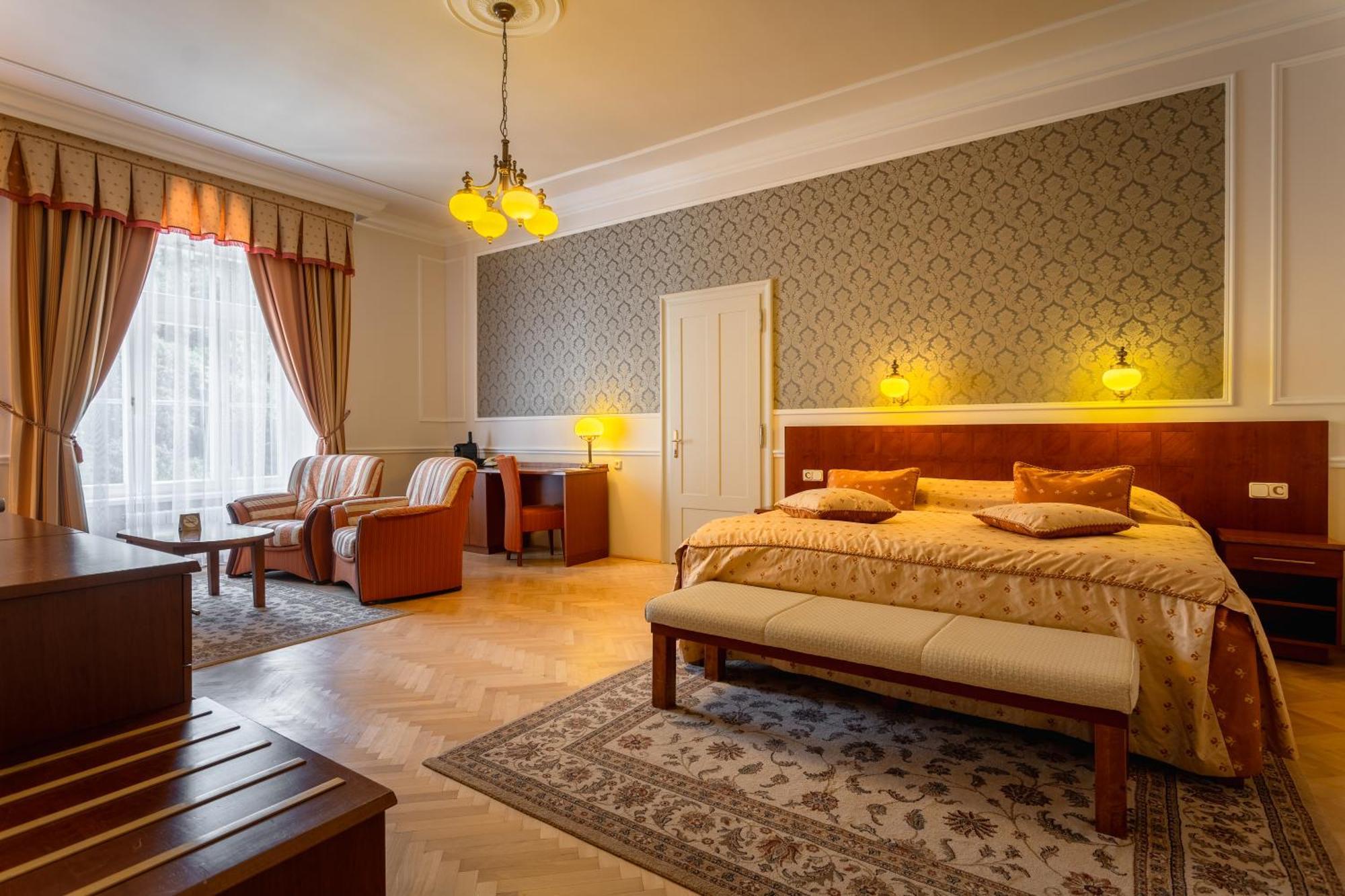 Hotel Radium Palace Jachymov Exterior photo